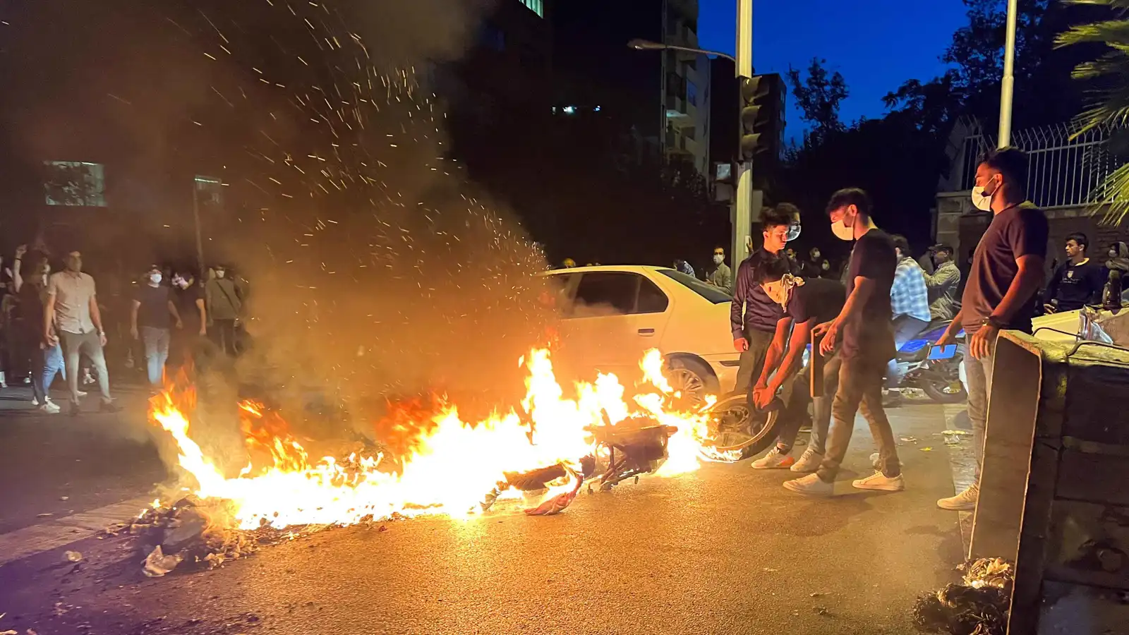 "الاتصال بالإنترنت".. إعلام عبري يكشف مفتاح الإطاحة بالنظام الإيراني