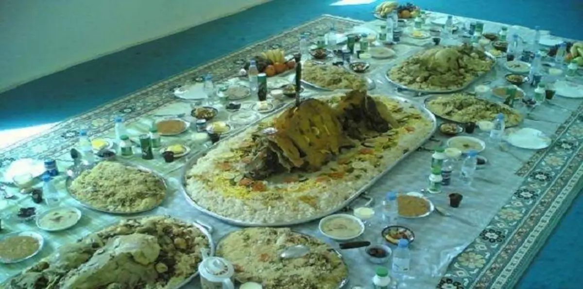 آخر "هياط" بالسعودية.. ذبح 30 بعيرًا و40 خروفًا و1100 صحن بقاعتين لتكريم شاعر(فيديو)