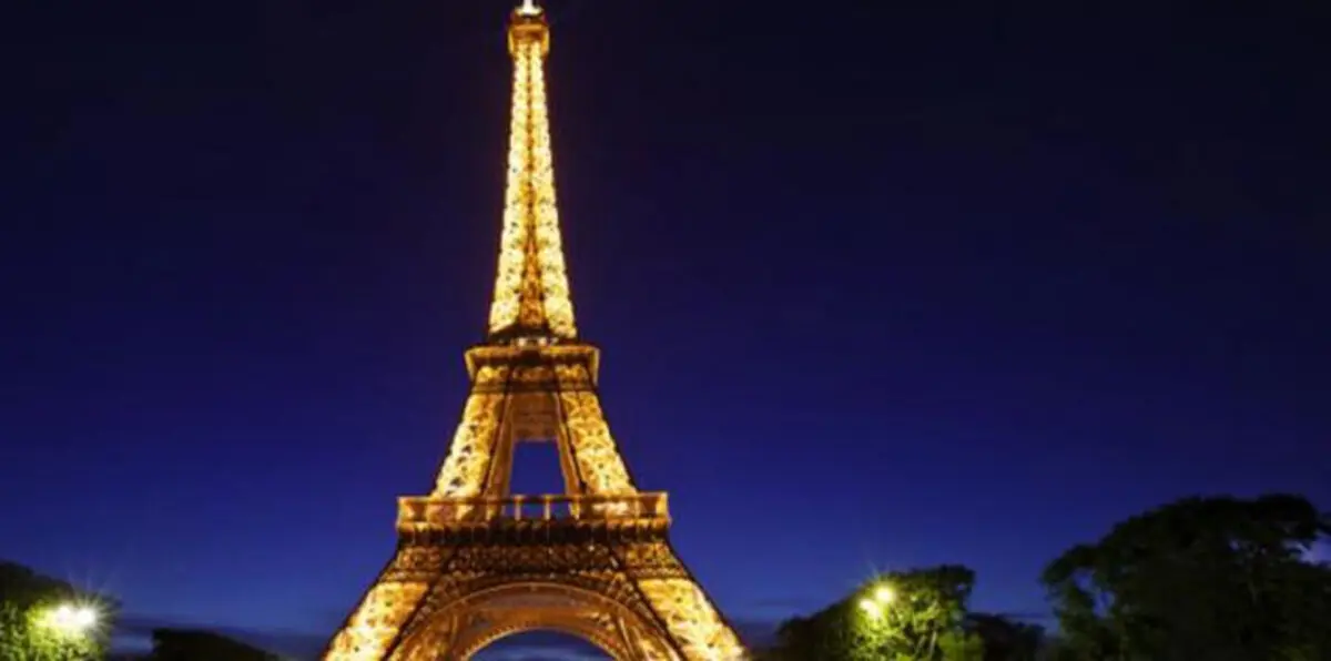 بالصور.. أهم معالم أوروبا تضاء بألوان علم بلجيكا بعد تفجيرات بروكسل