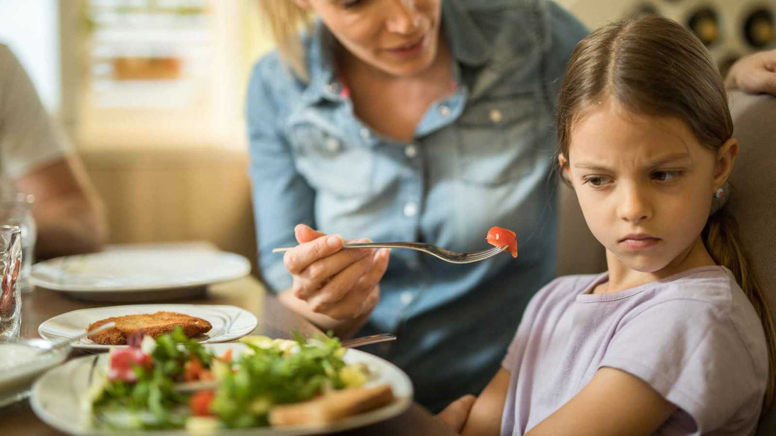 لماذا تهتم بعض الأمهات بوزن بناتهن بشكل مفرط؟