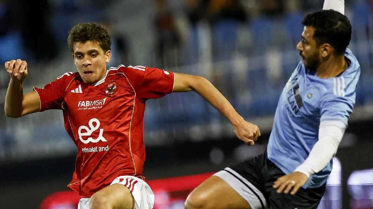 ليس حمزة عبد الكريم فقط.. 3 نجوم مصريين ارتدوا قميص برشلونة