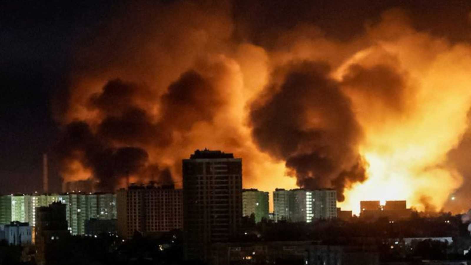 غارات روسية تضرب كييف وتقطع الكهرباء عن آلاف المنازل (فيديو)