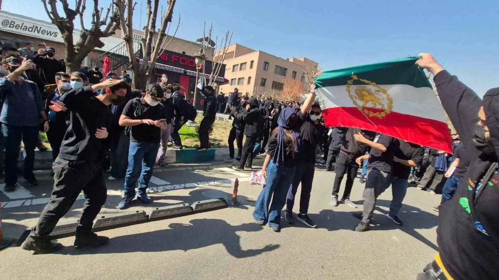 إيران.. تواصل الاجتجاجات الطلابية وسط هتافات مؤيدة للشاه