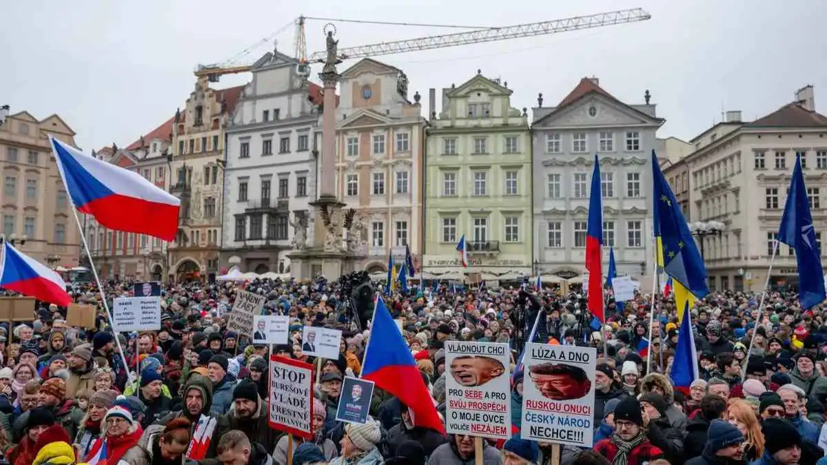 التشيك تثور دفاعاً عن الرئيس.. مظاهرات حاشدة ضد مرشح "التحية النازية"