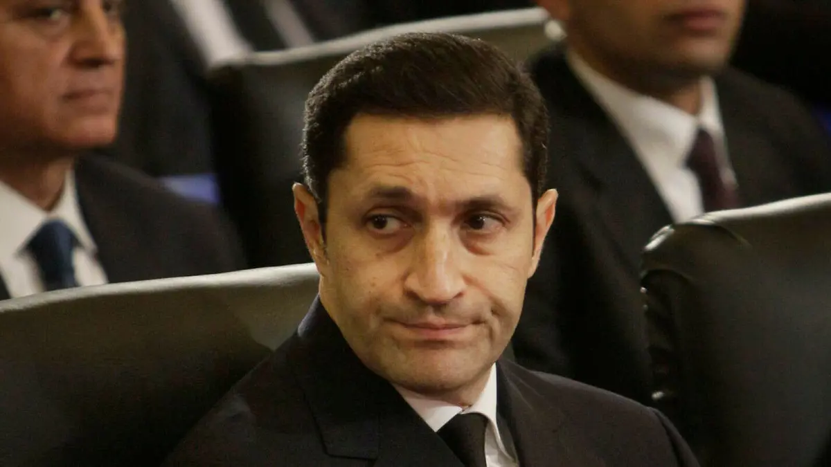 علاء مبارك يهاجم وزيرة الهجرة المصرية بسبب تهديد "التقطيع"