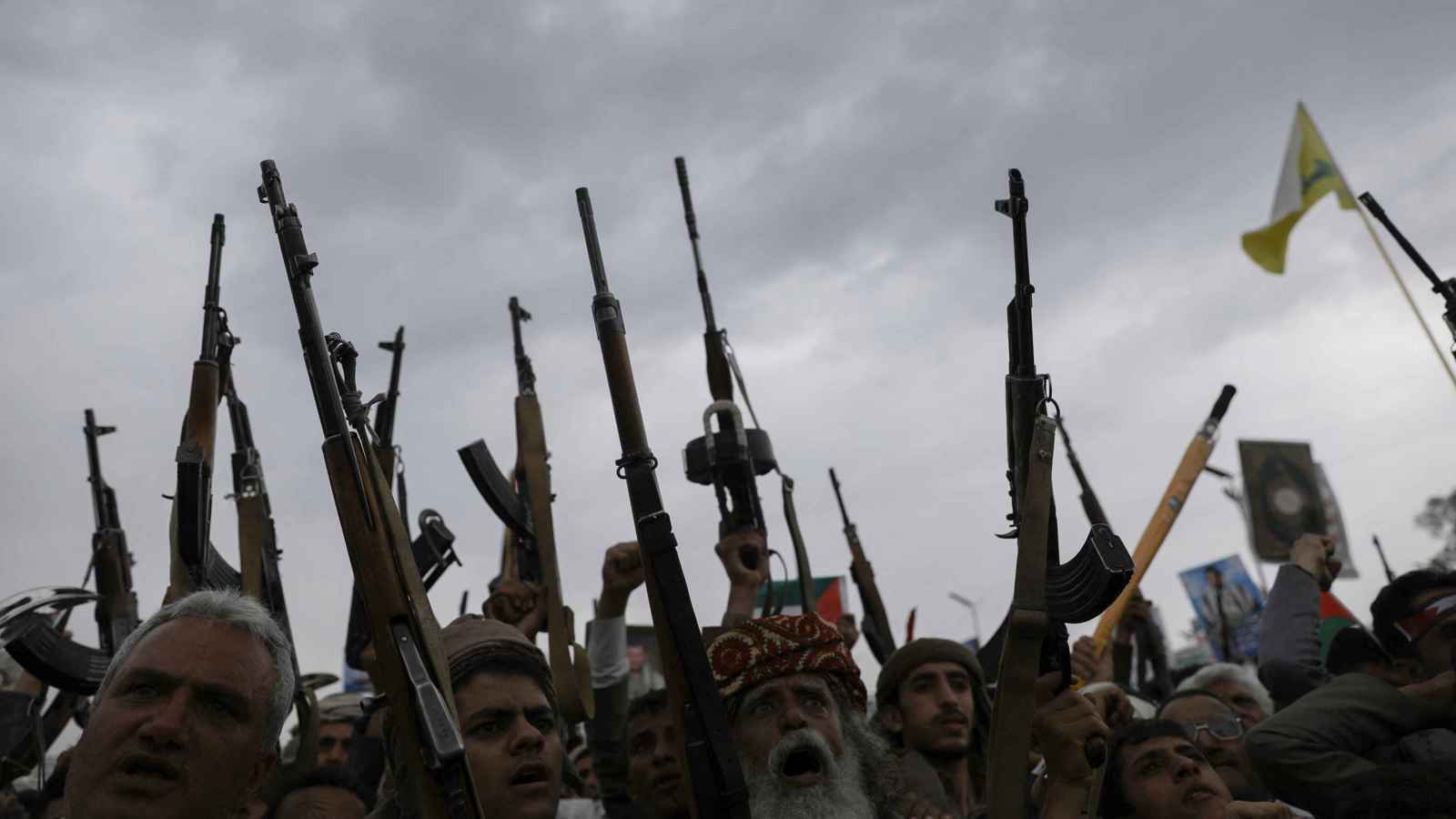 "جواً وبراً".. الجيش اليمني يُحبط هجوماً حوثياً مزدوجاً على تعز