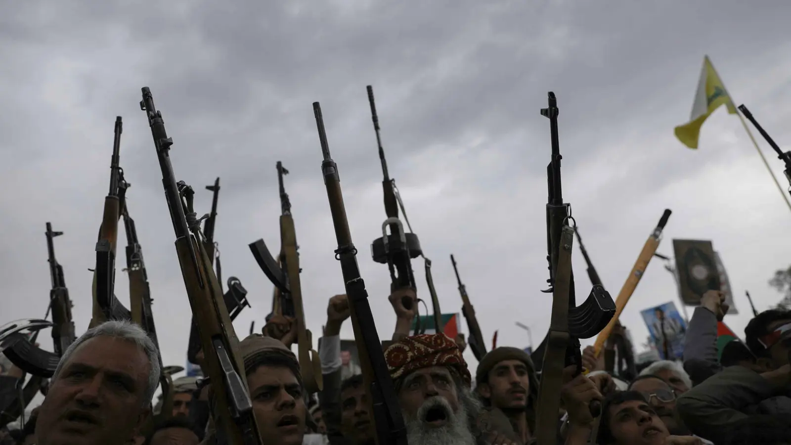 "جواً وبراً".. الجيش اليمني يُحبط هجوماً حوثياً مزدوجاً على تعز