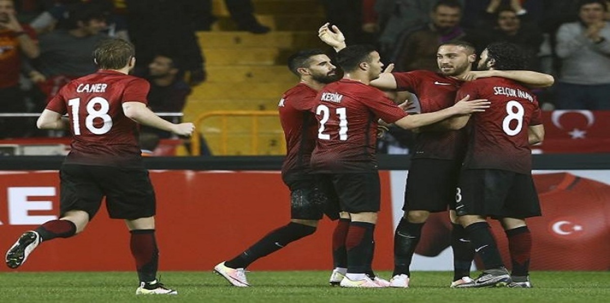 إعلامي ينتقد ارتداء سوريات الحجاب في مباراة للمنتخب التركي