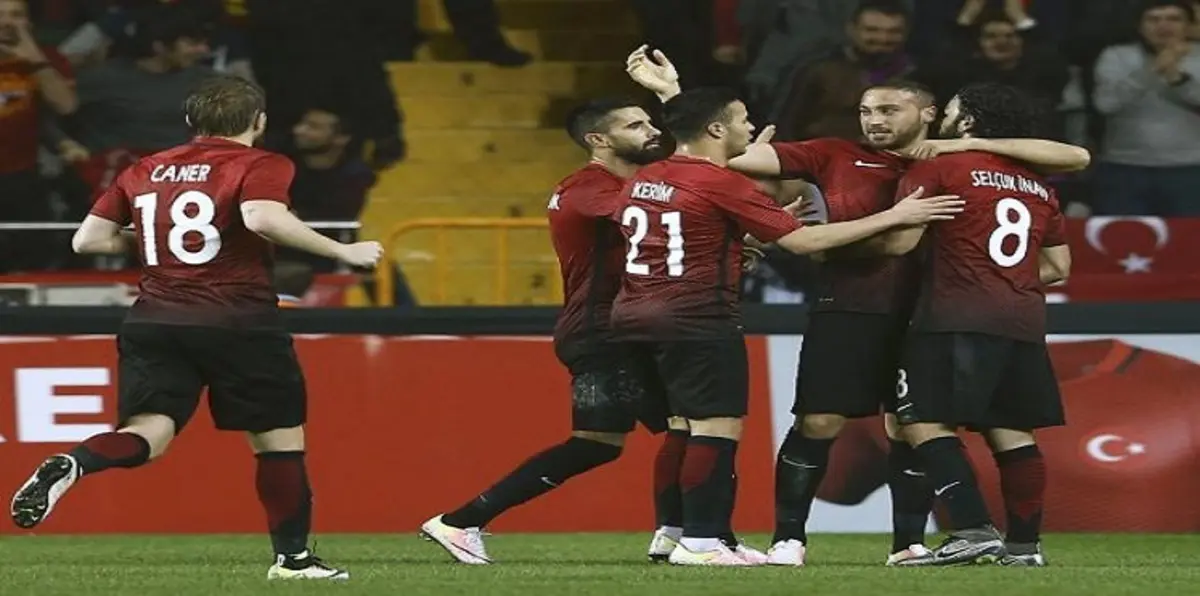 إعلامي ينتقد ارتداء سوريات الحجاب في مباراة للمنتخب التركي