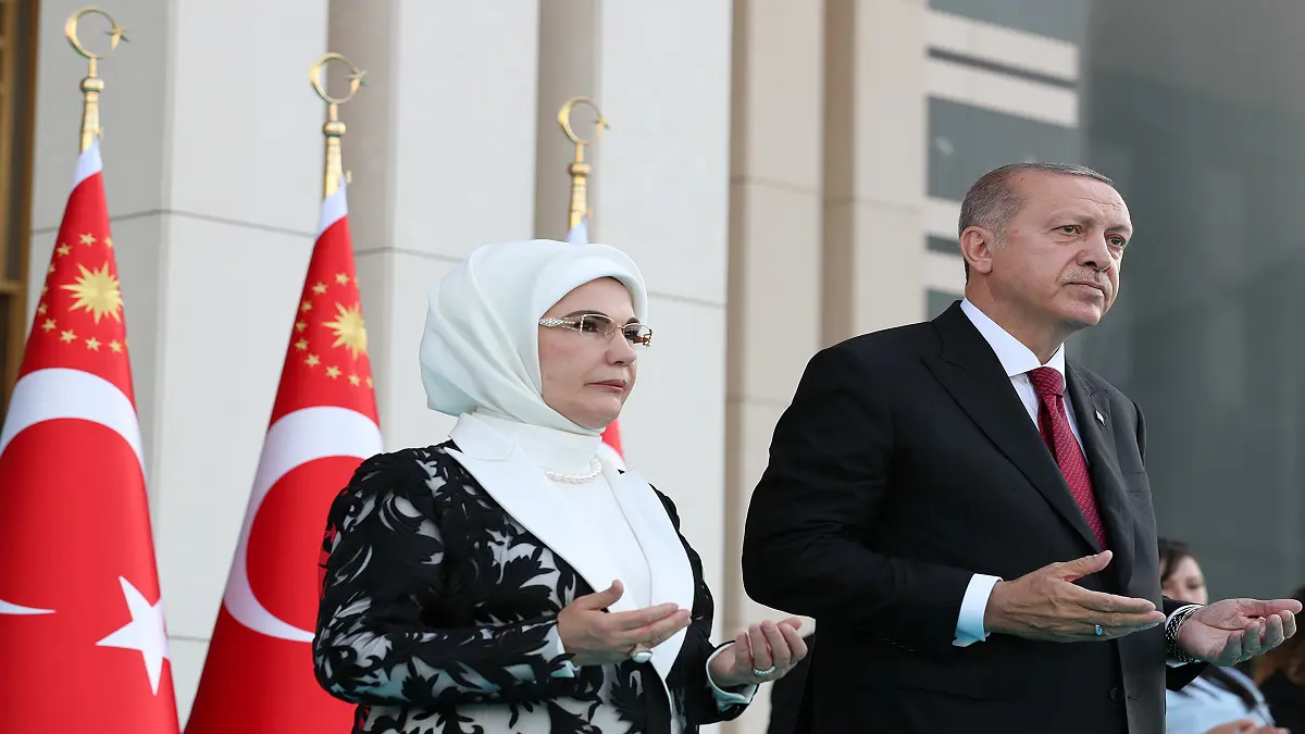 بلومبيرغ: أردوغان خلق أزمة ديون تركيا.. ويعالجها بـ"إن شاء الله"