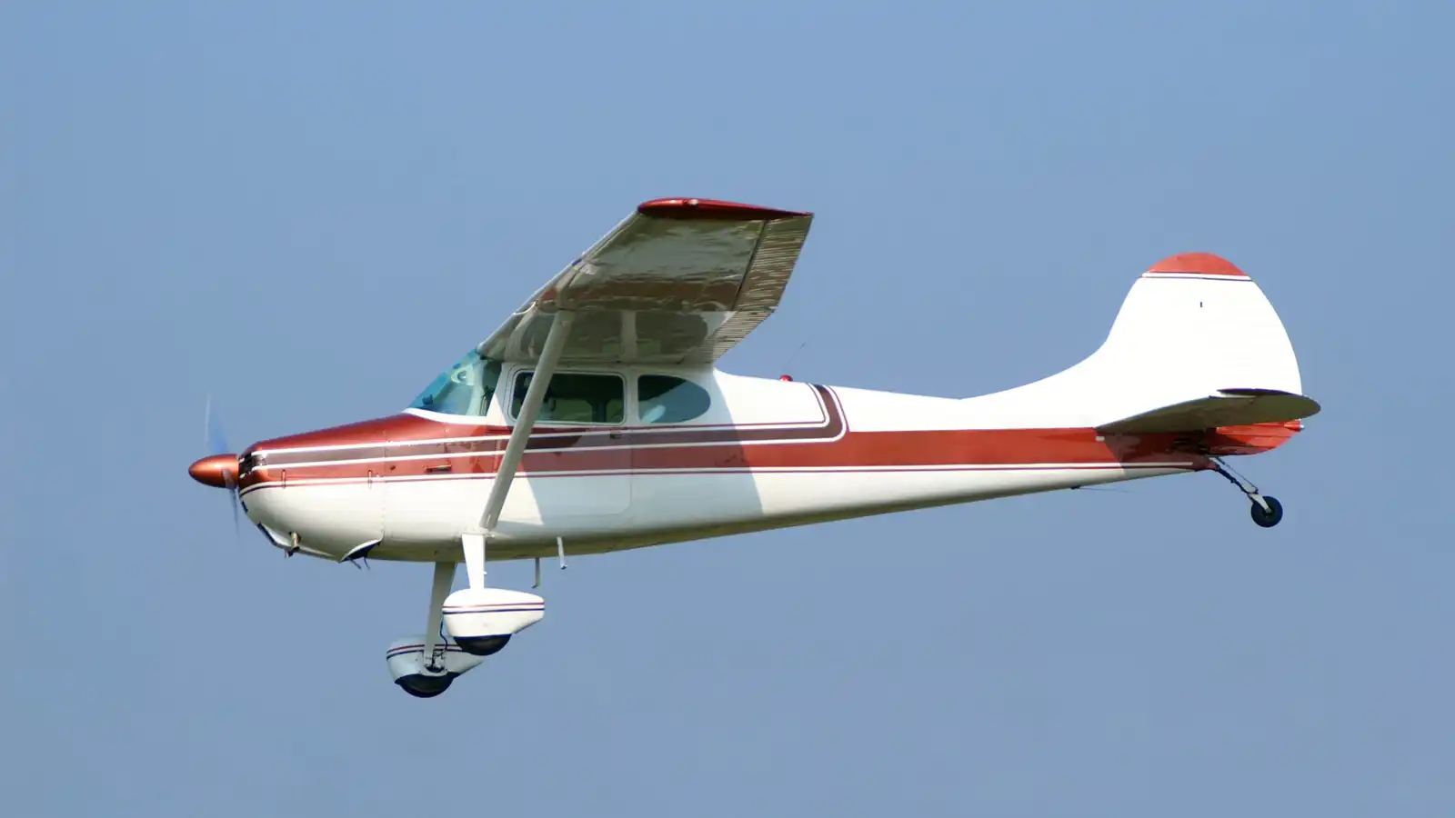 مصرع طيار في أول مهمة له بتحطم طائرته في البرازيل (فيديو)