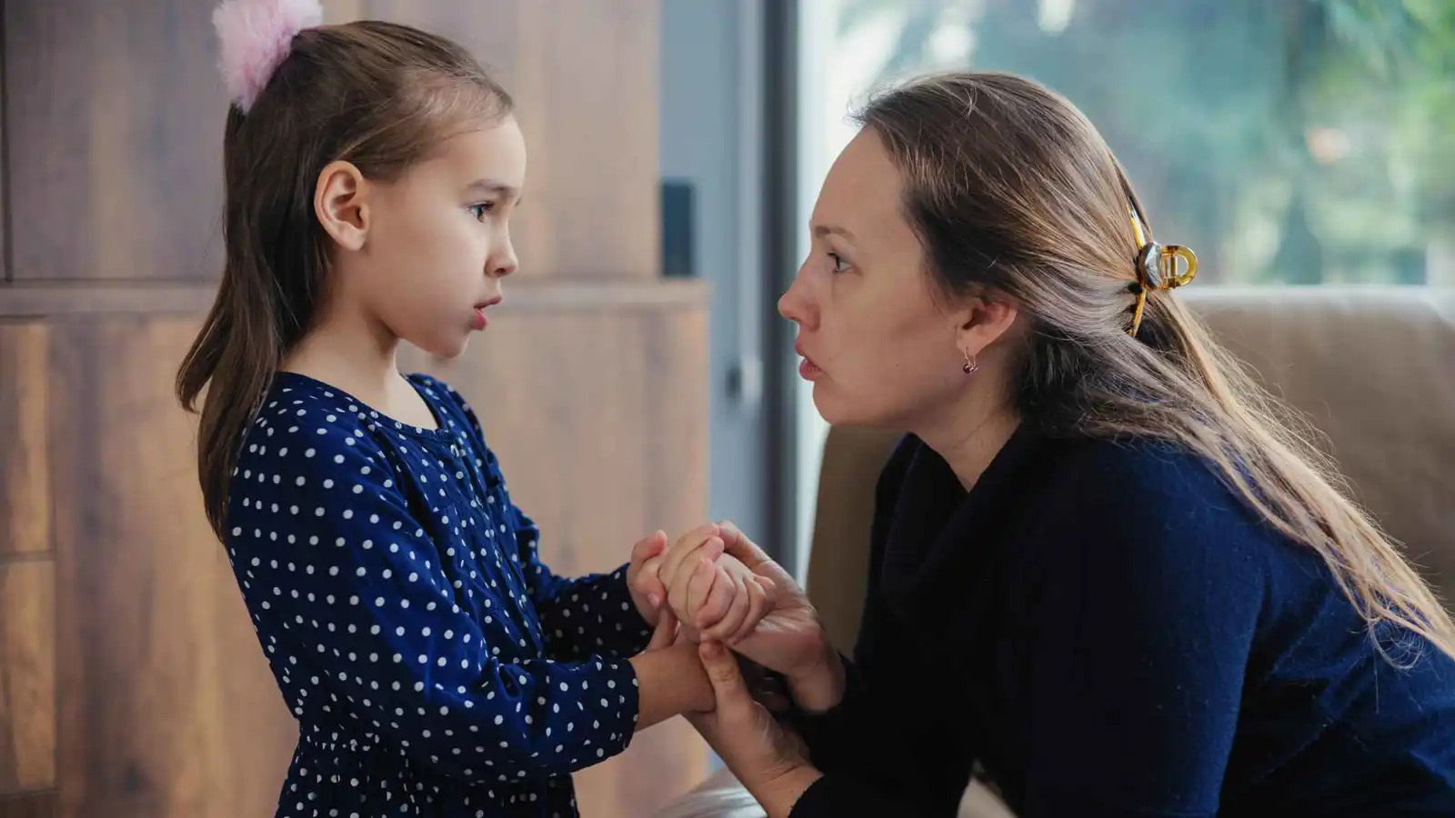 كيف تتعامل مع طفلك عندما يبدأ الحديث عن الموت فجأة؟