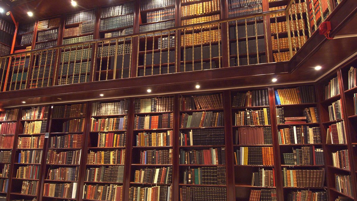 هل يكتمل بيتٌ بلا مكتبة؟