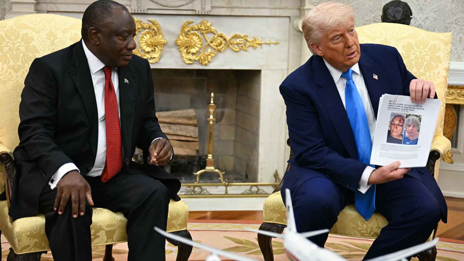 "دبلوماسية الإحراج".. ترامب يحول مكتبه البيضاوي لقفص اتهام