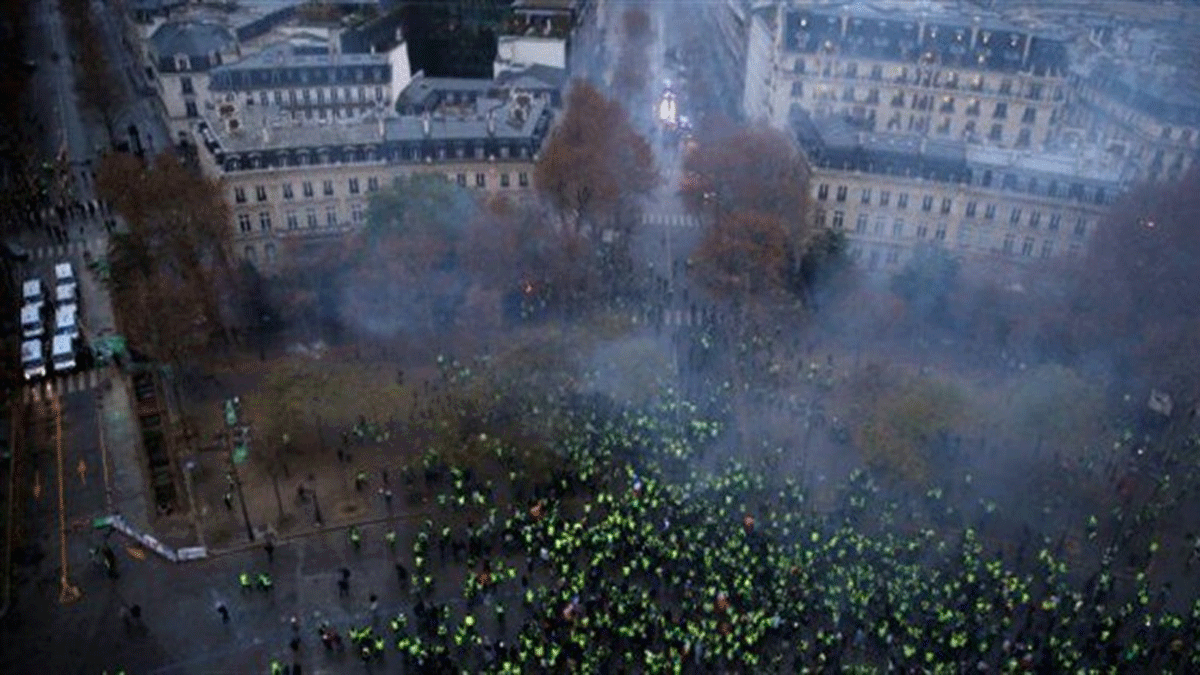 فرنسا تبحث فرض "الطوارئ" و"حالة تمرد" وسط باريس