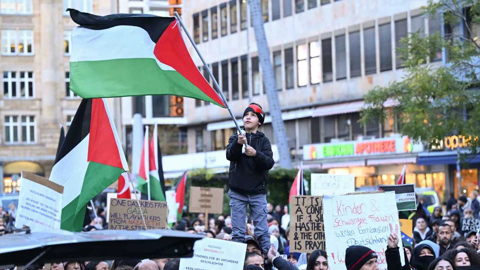 ألمانيا.. آلاف يتظاهرون في فرانكفورت تضامناً مع غزة