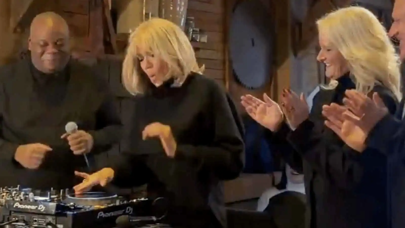 بريجيت ماكرون تلفت الأنظار بوصلة رقص ودي جي في ديزني لاند باريس (فيديو)