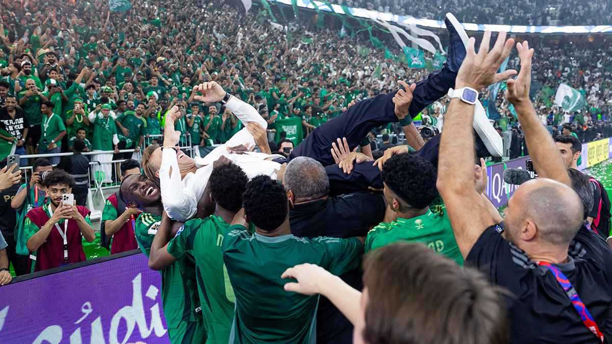 من هو لاعب المنتخب السعودي الذي قبل هيرفي رينارد يده بعد التأهل؟ (صورة)