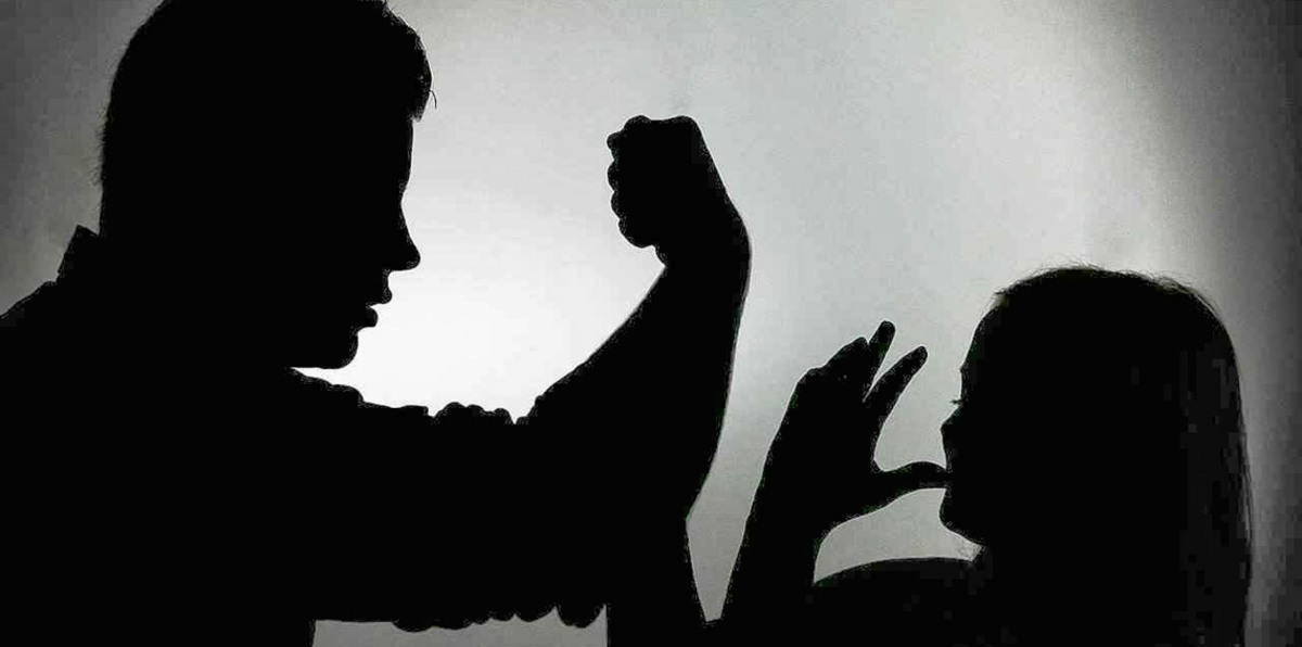 "العمل" السعودية تعلن فتح تحقيق بمقطع "معنَّفة من زوجها وابنها"