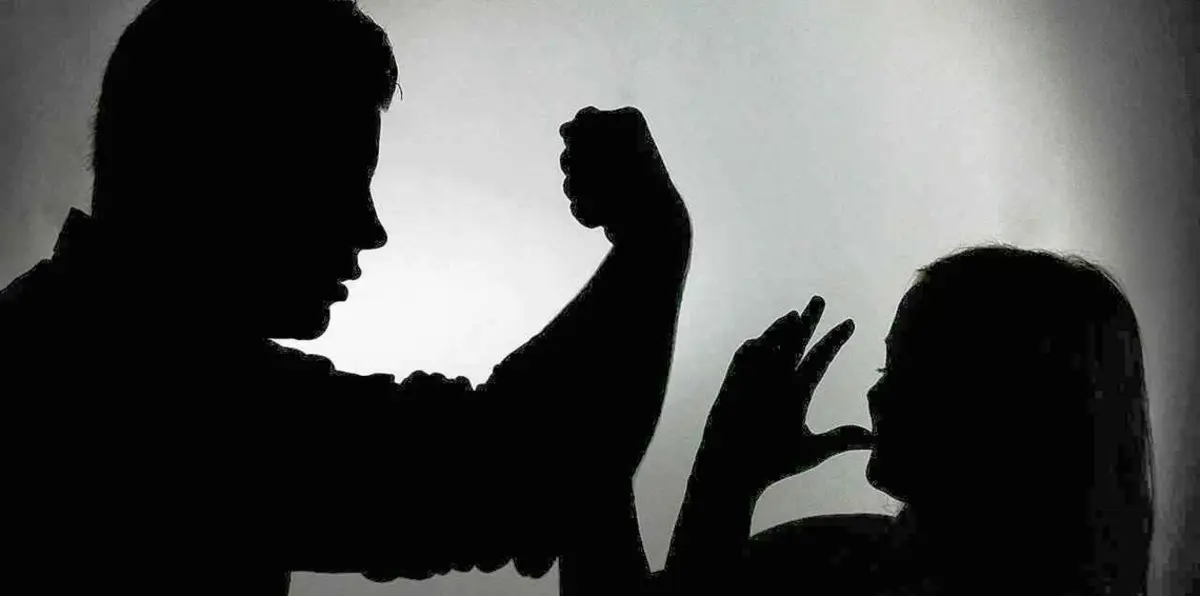 "العمل" السعودية تعلن فتح تحقيق بمقطع "معنَّفة من زوجها وابنها"