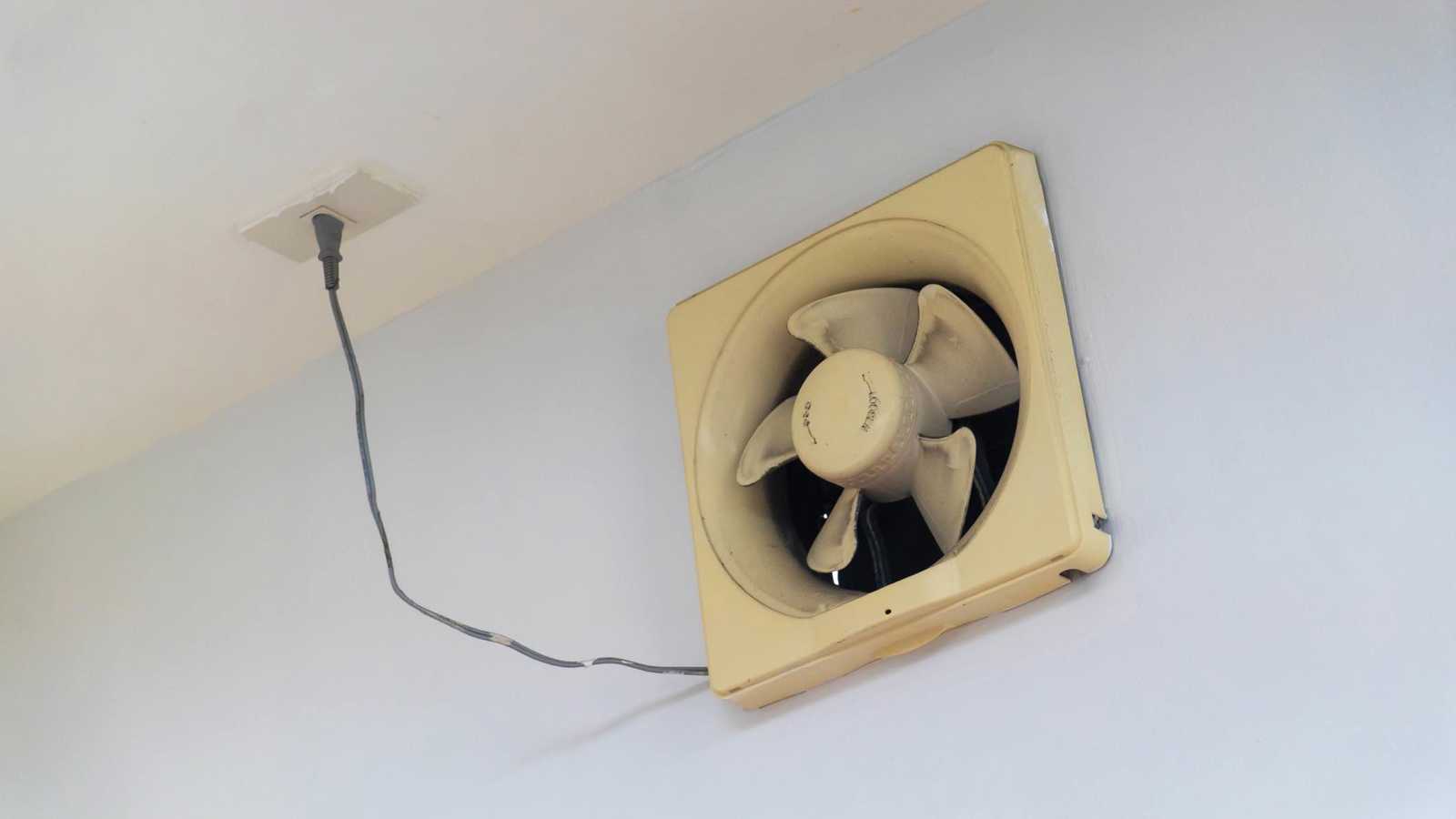 لص يعلق في فتحة المروحة بعد محاولة سرقة فاشلة (فيديو)