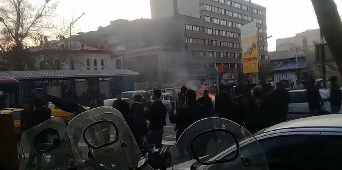 تخللها إحراق صور خامنئي.. احتجاجات ليلية في إيران (فيديو)