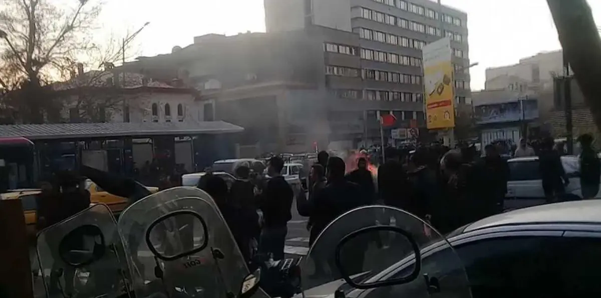 تخللها إحراق صور خامنئي.. احتجاجات ليلية في إيران (فيديو)