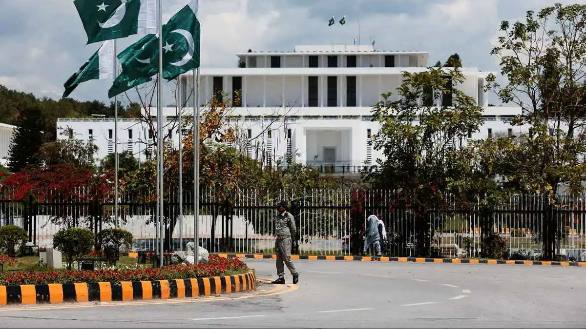 باكستان تقدم مقترحا لحل أزمة مضيق هرمز