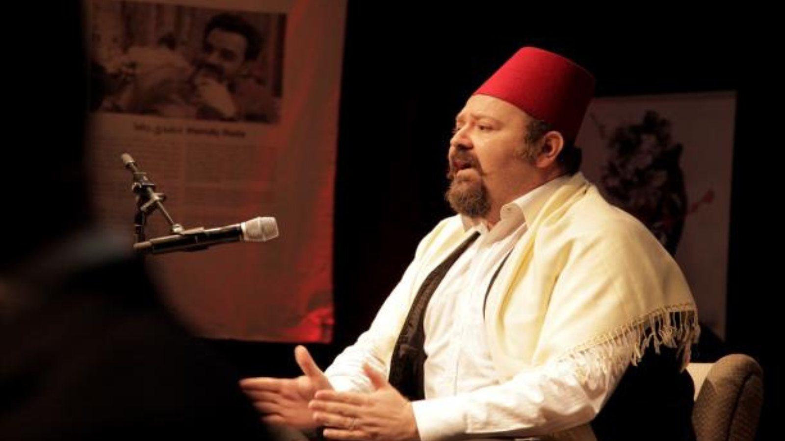 فنان معاصر يقدم عرضا فريدا لشخصية الحكواتي في سوريا