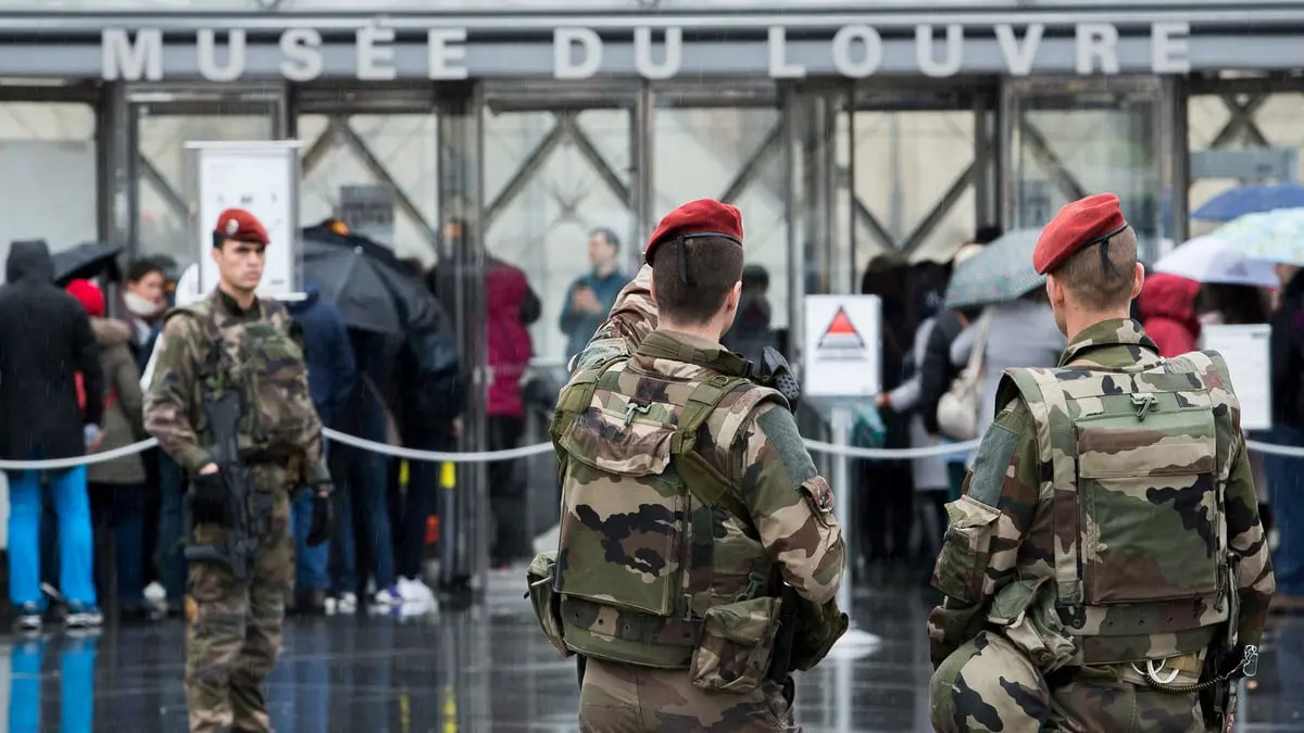 السجن 30 عاما لمنفذ الهجوم على عسكريين بمركز تجاري في باريس