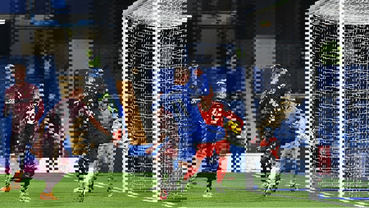 فيرنر يهدر بغرابة هدفا محققا على خط المرمى (فيديو)