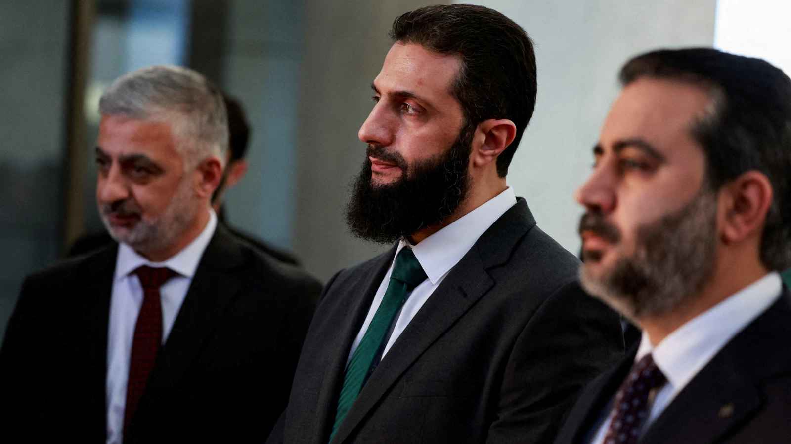 مبعوث الخارجية الأمريكية يلتقي الشرع ومسؤولي الإدارة السورية في دمشق