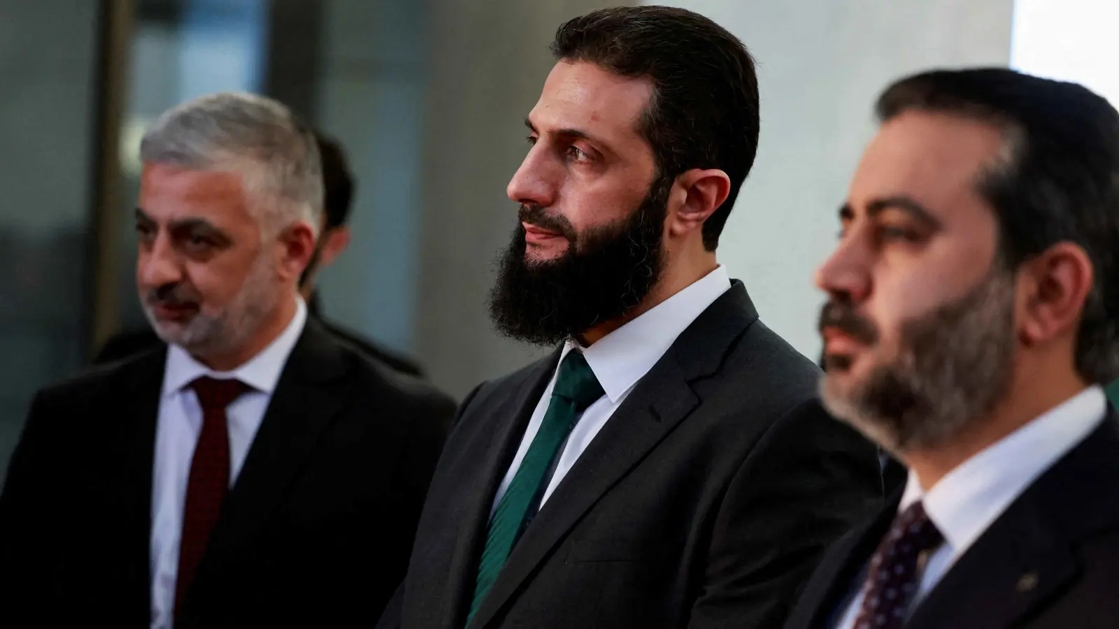 مبعوث الخارجية الأمريكية يلتقي الشرع ومسؤولي الإدارة السورية في دمشق