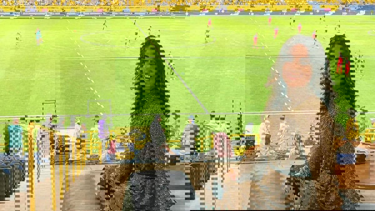 جمهور النصر يلتقط صورا مع زوجة المدرب رودي غارسيا  (فيديو)