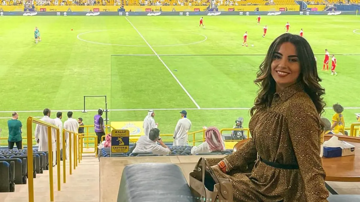 جمهور النصر يلتقط صورا مع زوجة المدرب رودي غارسيا  (فيديو)