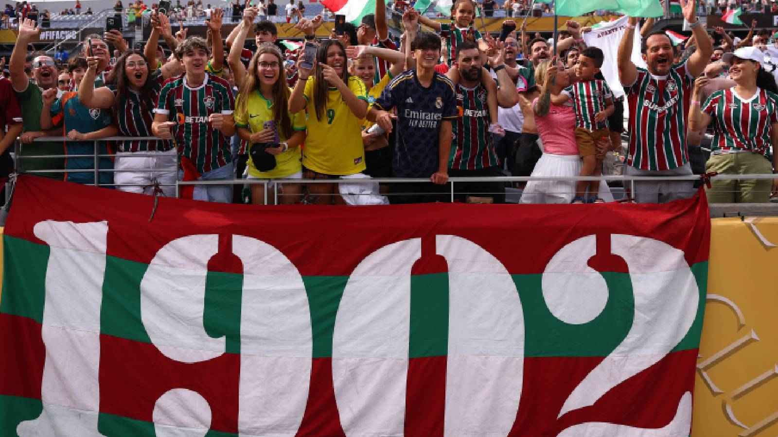 احتفال جنوني من عجوز برازيلية بفوز فلومينينسي على الهلال (فيديو)