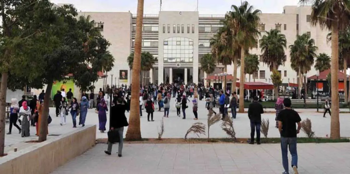 الأردن.. أستاذ جامعي يودّع طلابه بارتدائه الكفن (صورة)