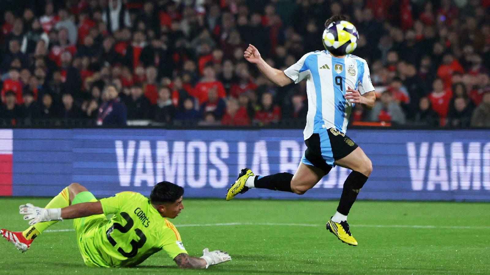 "ألفاريز" يقود الأرجنتين للفوز على تشيلي في تصفيات كأس العالم (فيديو)