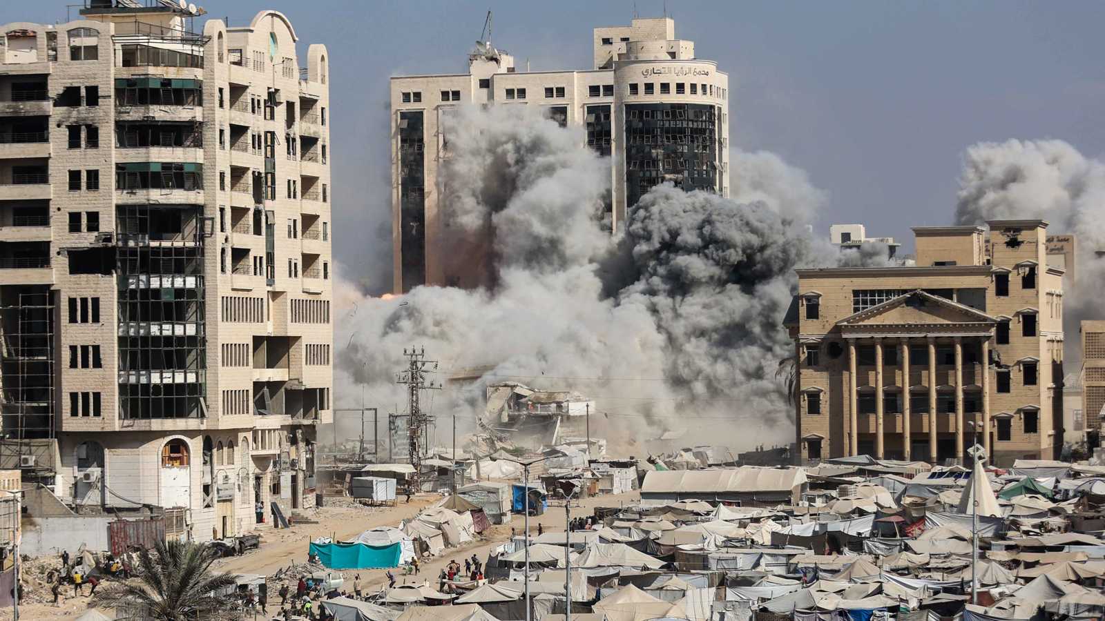 "حرب الأبراج".. الجيش الإسرائيلي يقصف بنايات سكنية وسط مدينة غزة (فيديو)