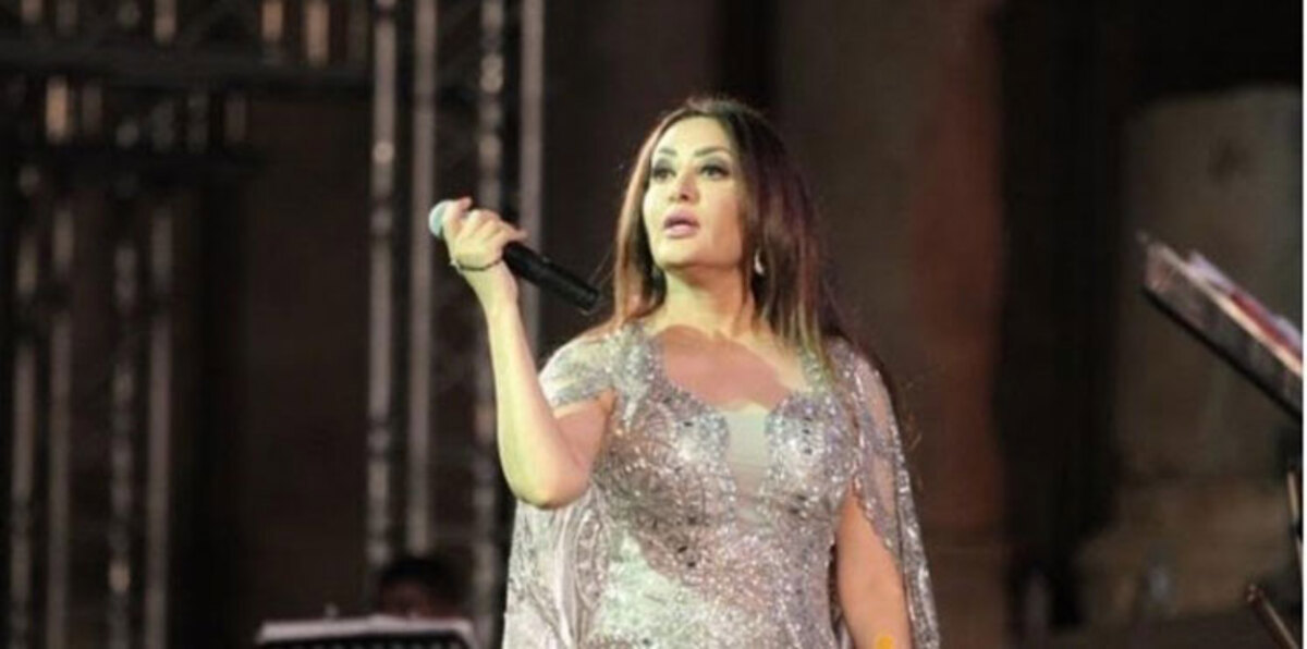 قبلة لطيفة التونسية تثير جدلاً في جرش