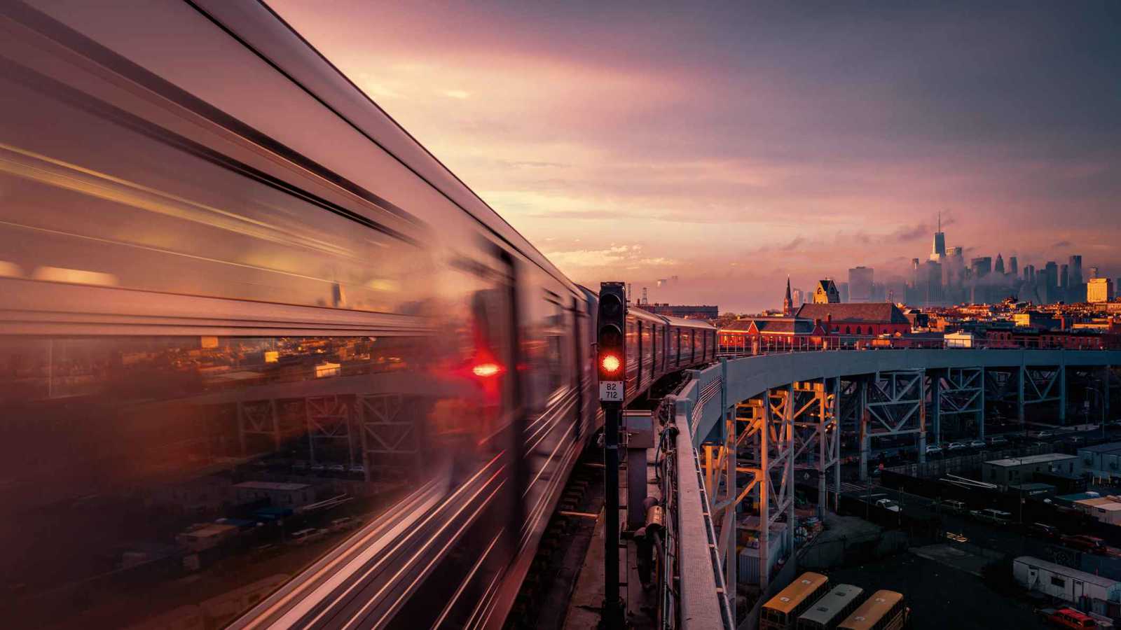 امرأة تغضب وتدمر نافذة قطار بعد سرقة حقيبتها (فيديو)