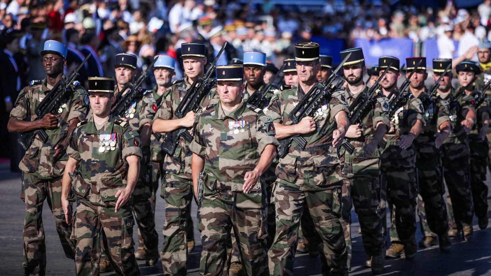 فرنسا تستعد للحرب.. قلق شبابي من عودة الخدمة العسكرية