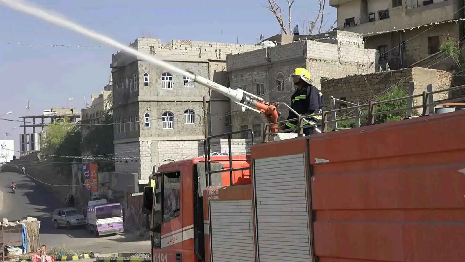 اليمن.. اندلاع حريق ضخم في محطة لبيع "الغاز" بتعز (صور)