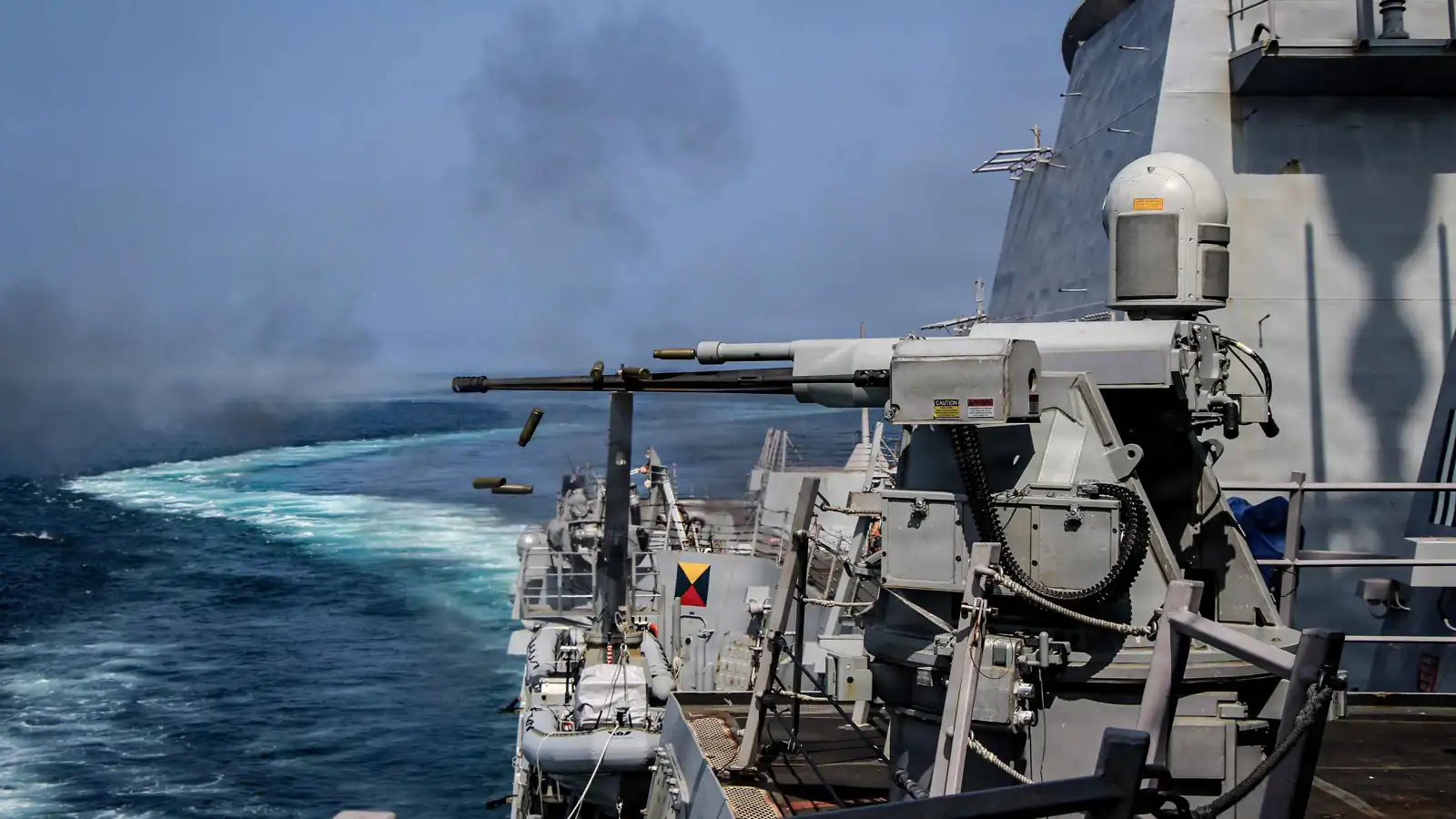 المدمرة "فرانك بيترسن جونيور" تنفذ تدريباً بالذخيرة الحية في بحر العرب