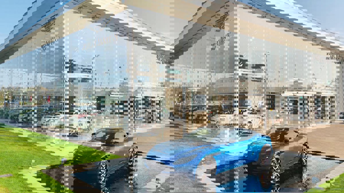 السعودية في محادثات للاستحواذ على حصة في "أستون مارتن" البريطانية