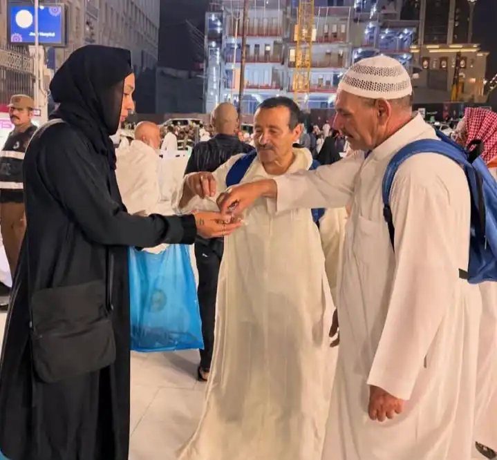 كاثلين لاعبة النصر أثناء تواجدها في الحرم المكي