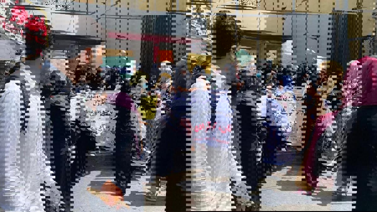 طالبان تقمع احتجاجات نسائية وتعتقل 10 صحفيين