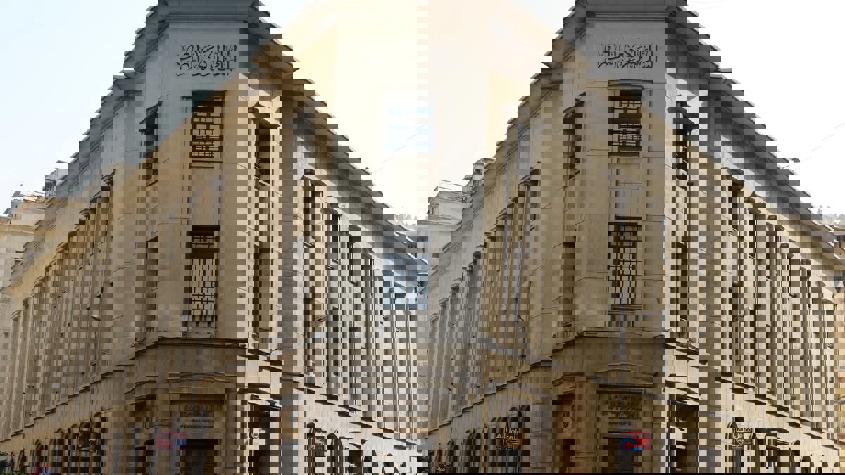 مصر تضع حداً أقصى للسحوبات اليومية من البنوك