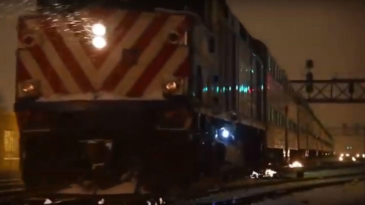 قطارات شيكاغو تسير على سكك مشتعلة بالنيران.. والسبب؟ 