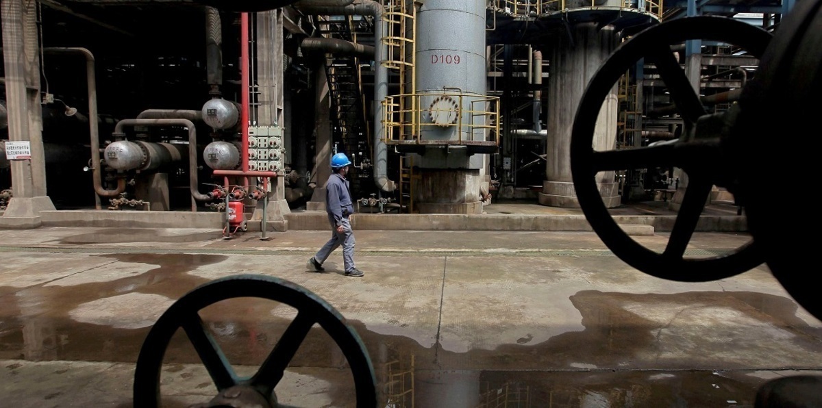 النفط يتراجع بعد موجة صعود استمرت 8 أيام‎